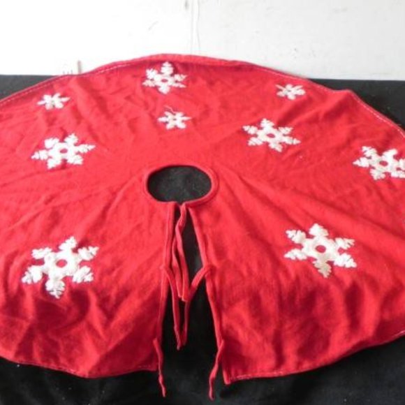 Red Christmas Tree skirt with snowflakes appliqué motif (fully lined) - Picture 7 of 8